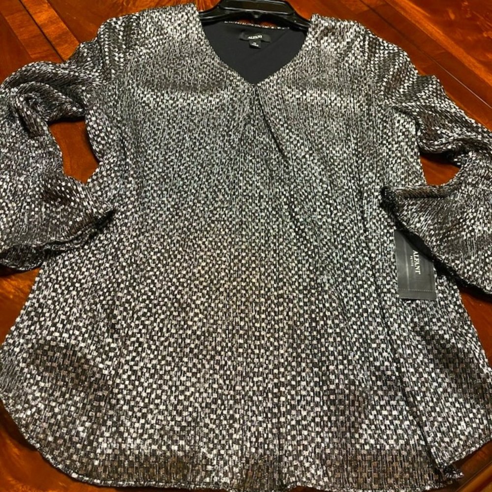 Very stylish Alfani Metallic Ruffle Sleeve blouse -PS, New
